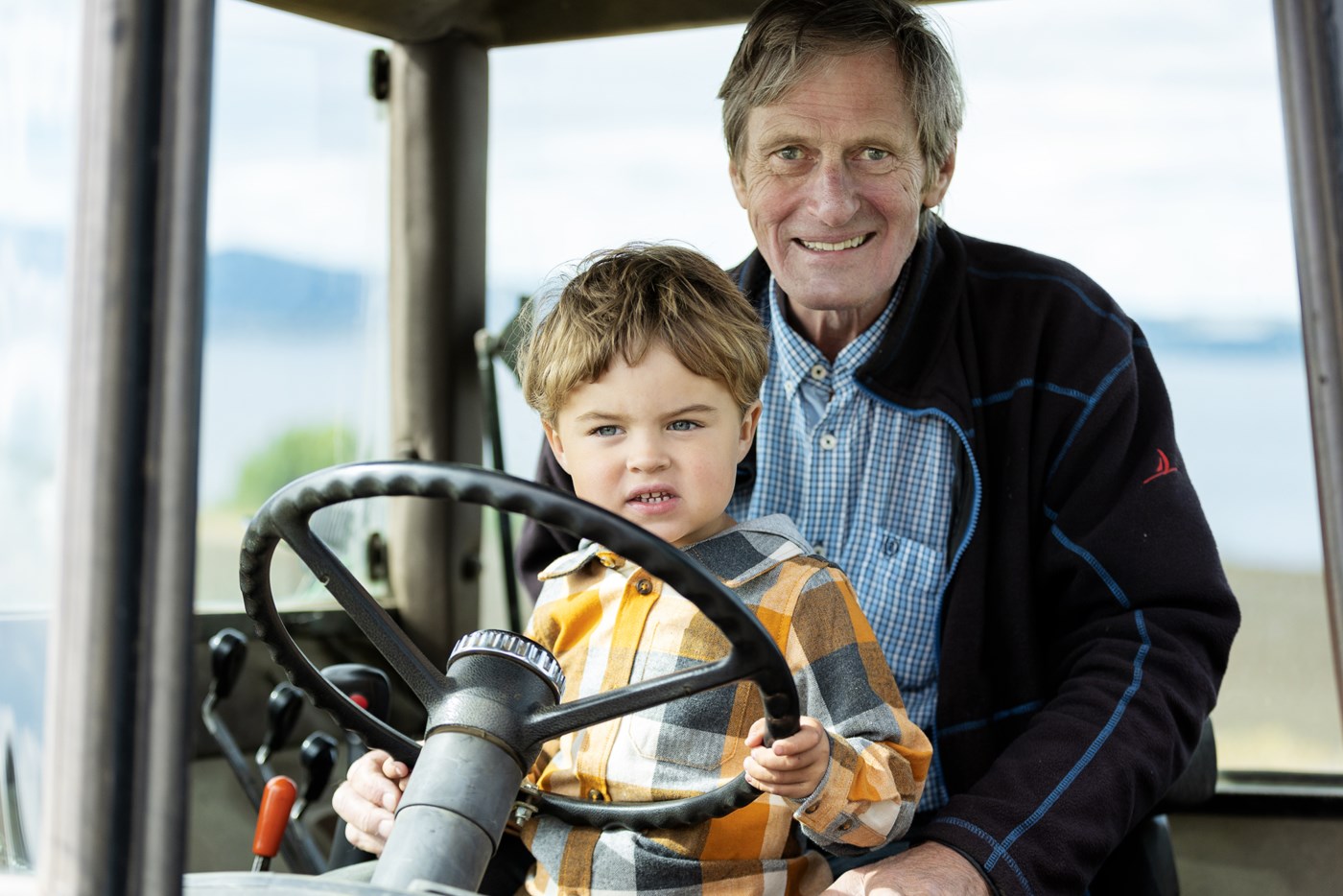 mann og barn på traktor
