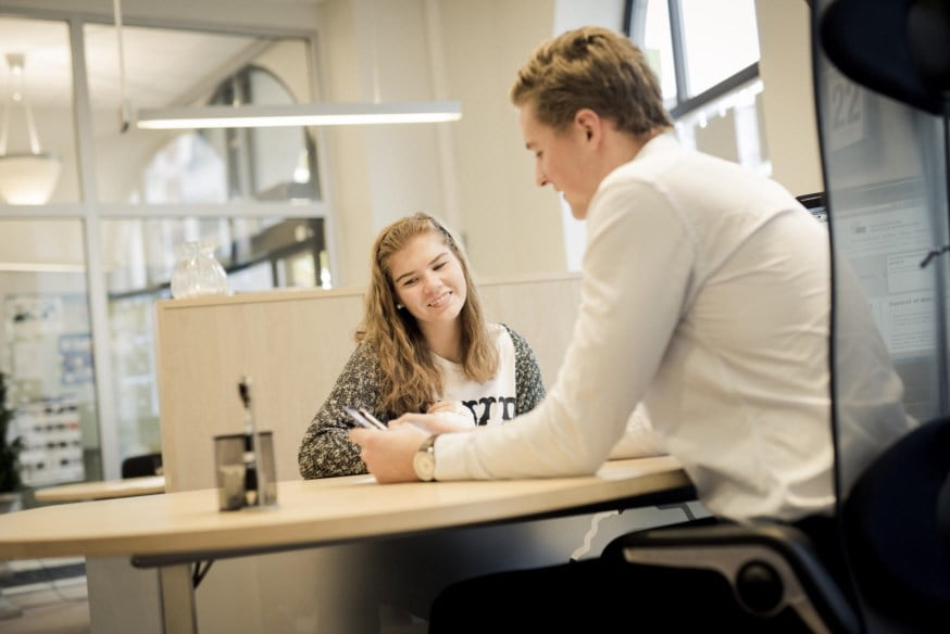 Rådgiver i møte med ung dame. foto